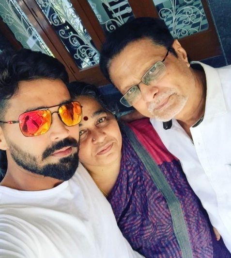 Murali Vijay With His Mother And Father