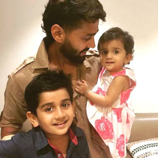 Murali Vijay With Children's