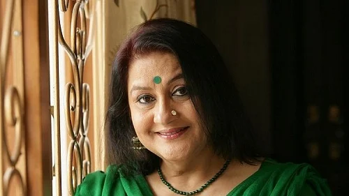 Nadira Babbar as Hemant's Mother