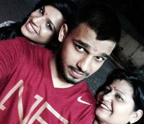 Naina Singh With Her Mother And Brother