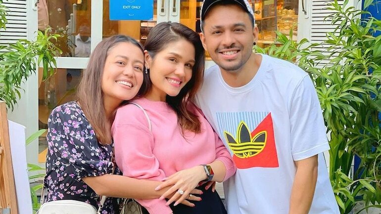 Neha Kakkar With Her Brother And Sister