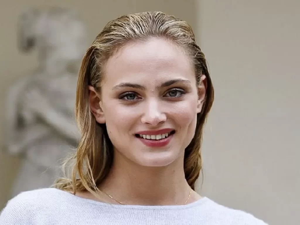 Army of the Dead (2021): Story, Cast, Release Date, Budget, Collection, Review, Ratings & More Nora Arnezeder as Lilly