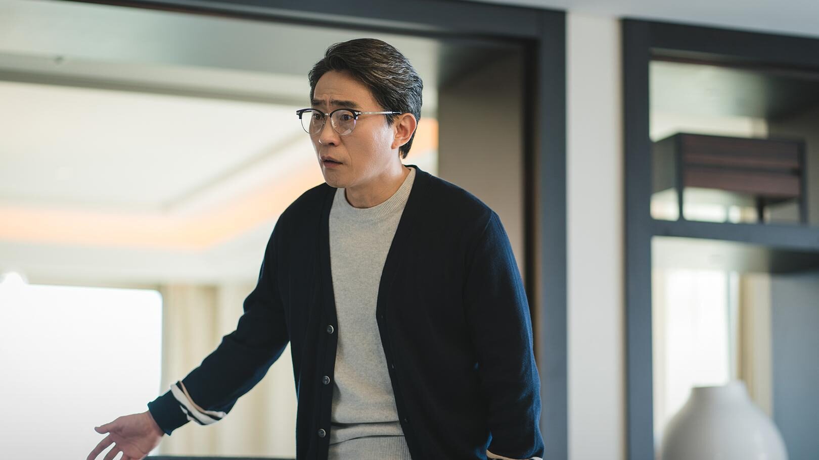 Lovely Runner: Review, Story, Cast, Episodes, Release Date, Budget & More Park Yoon-hee as Detective Kim