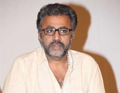  Ponvannan as Rukmani's father 