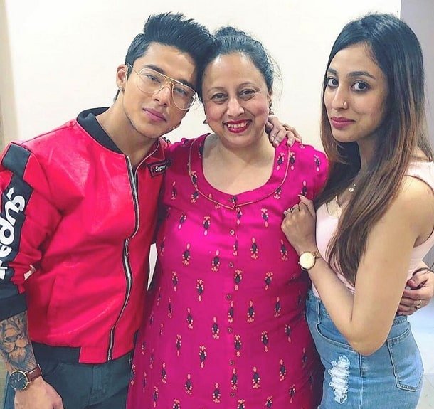 Pratik Sehajpal With His  Mother And Sister