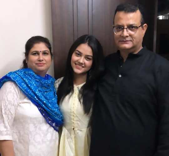 Priyal Mahajan With Her Father And Mother