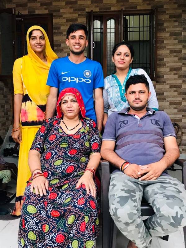 Ravi Bishnoi With His Family