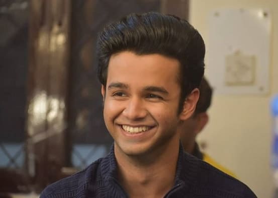 Ritwik Sahore as young Omkar