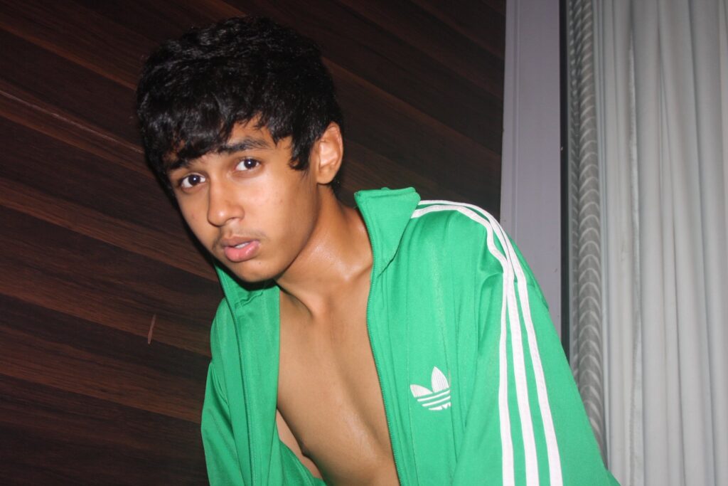 Rudhraksh Jaiswal as Ovi Mahajan Jr.