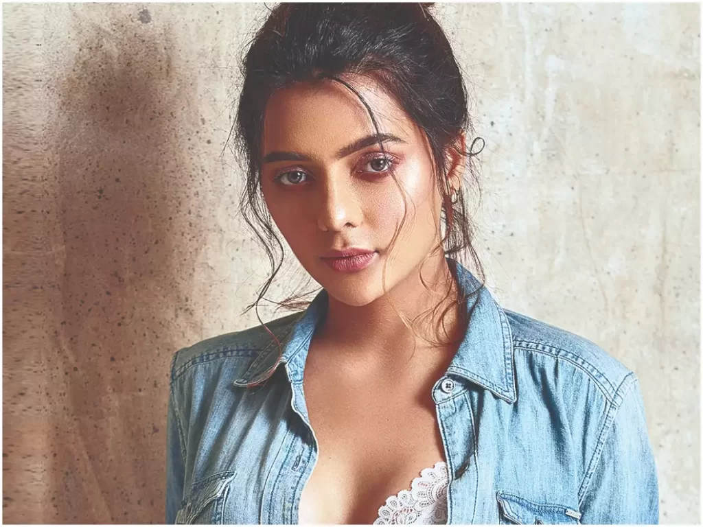 Ruhi Singh as Deeya Sarkar
