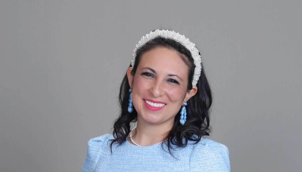 Samantha Jean as Elaine