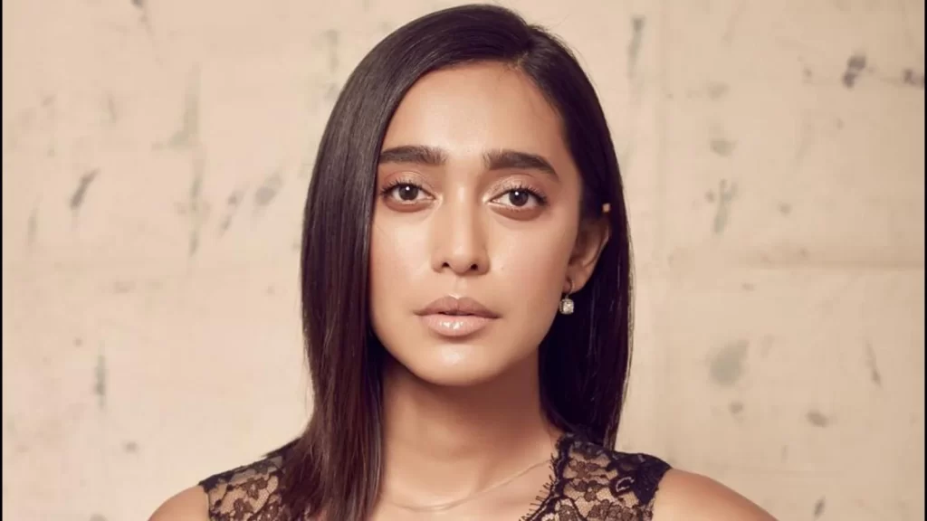 Sayani Gupta as Damini Rizvi Roy "Dee"