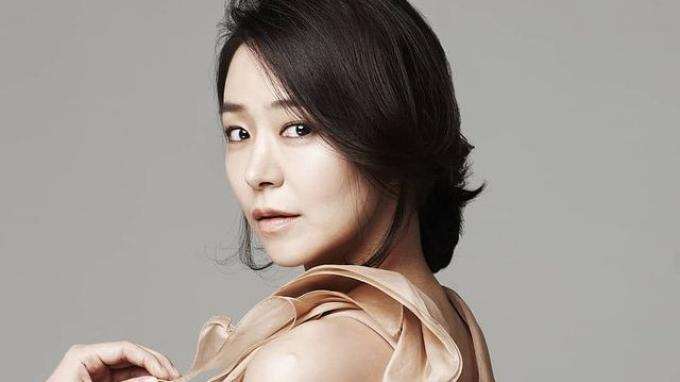 Love Alarm: Review, Story, Cast, Episodes, Release Date, Budget & More Shim Yi-young as Bae Kyung-hee