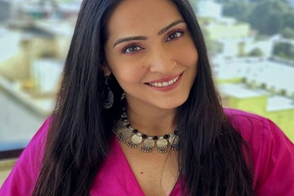  Shivani Bedi as Rakesh wife