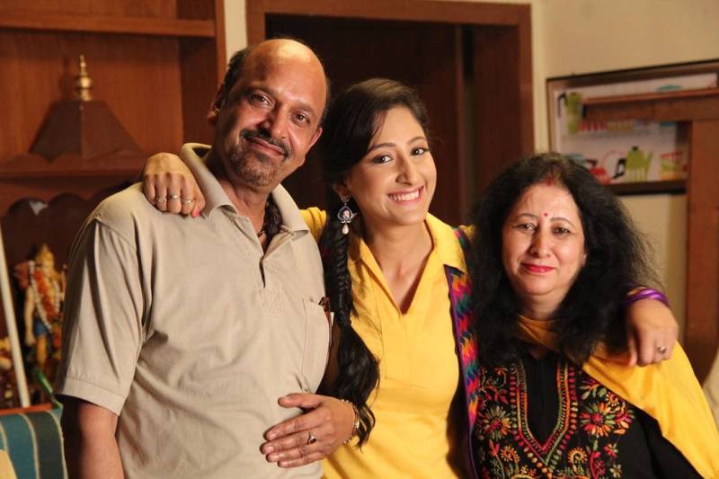 Shivya Pathania With Her Father And Mother