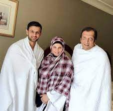 Shoaib Malik With His Father And Mother