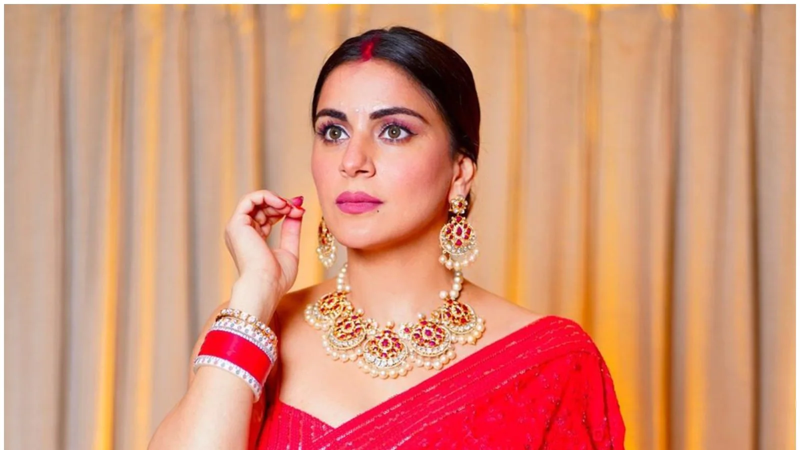 Shraddha Arya Biography Height Age TV Serials Husband Family Salary Net Worth Awards Photos Facts More