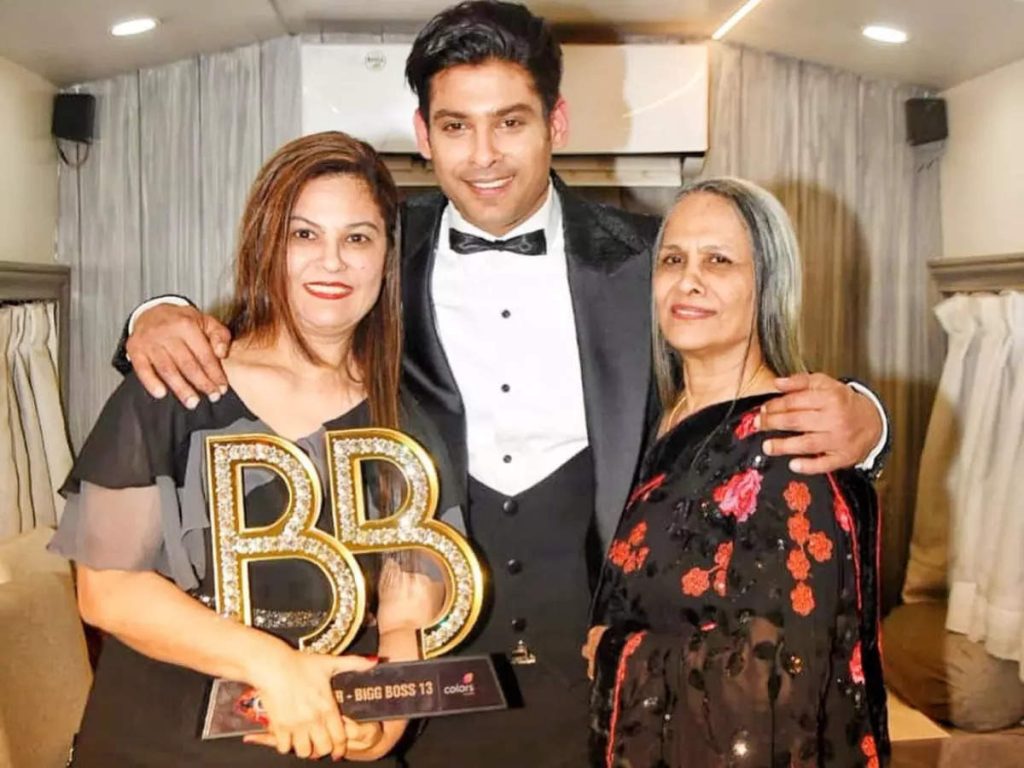 Sidharth Shukla With His Mother And Sister