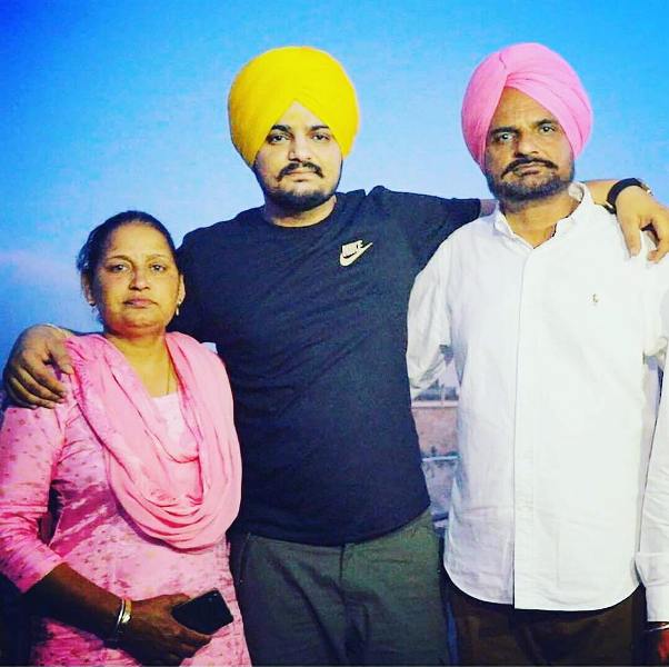 Sidhu Moosewala With His Father And Mother