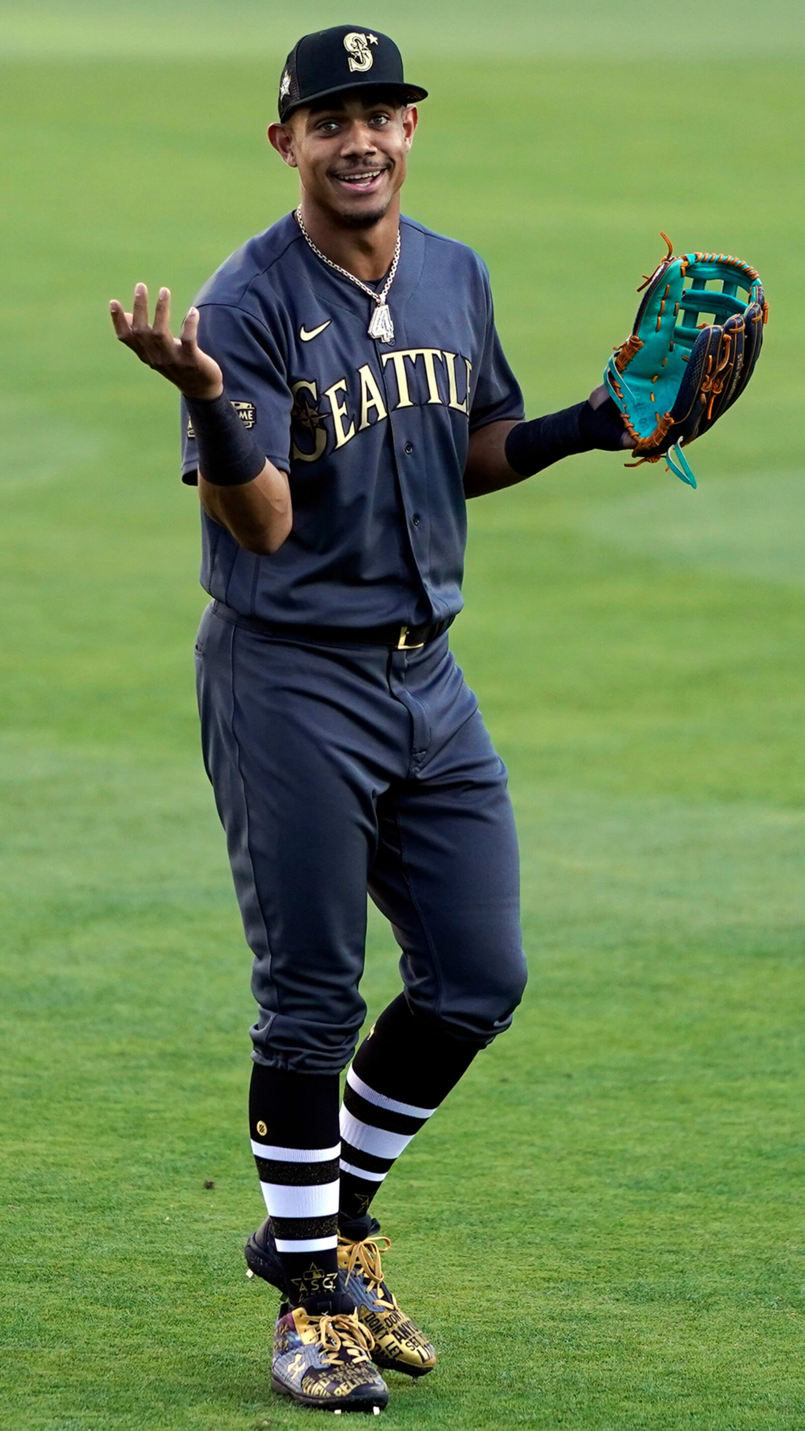 Julio Rodríguez Biography, Height, Weight, Age, Stats, Wife, Salary