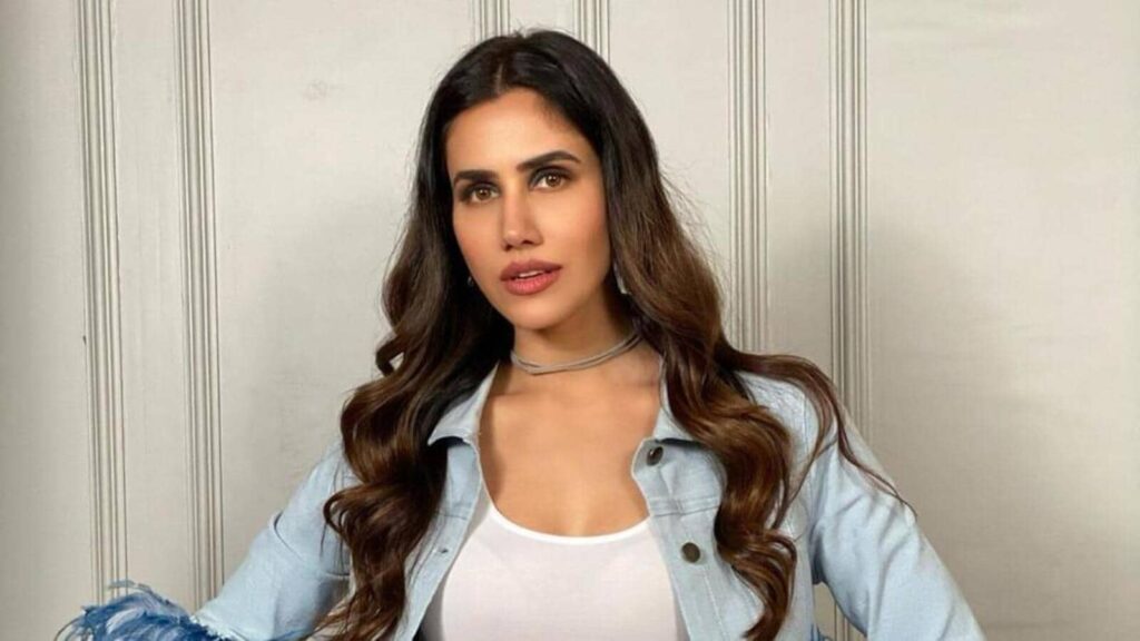 Sonnalli Seygall as Simone Kalra