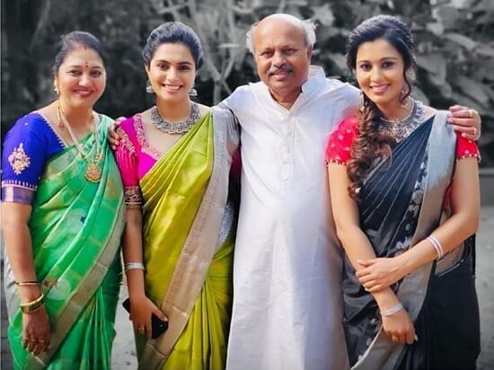 Sonu Gowda With Her  Family