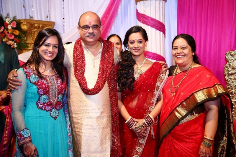 Spruha Joshi With Her Father And Mother