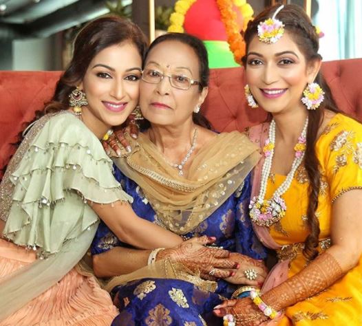 Sunayna With Her Mother And Sister