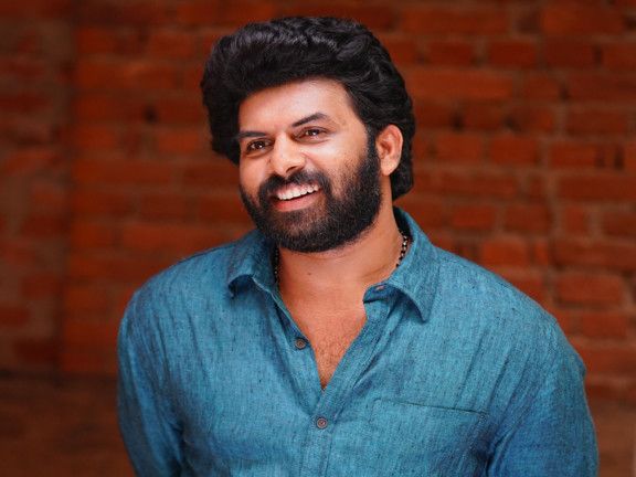 Sunny Wayne as Peter George 