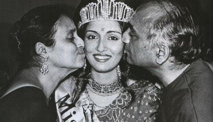 Swaroop Sampat With Her Father And Mother