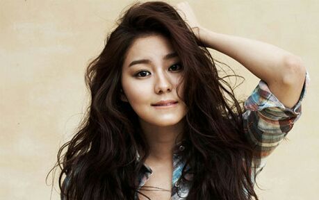 Uee as young Mishil