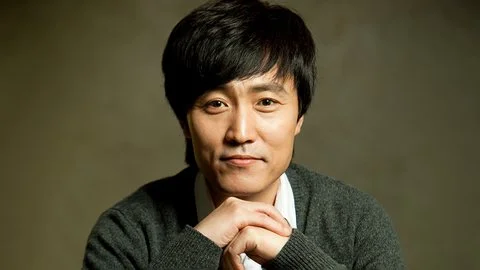 Um Hyo-sup as Cheon Min-goo, Song-yi's father