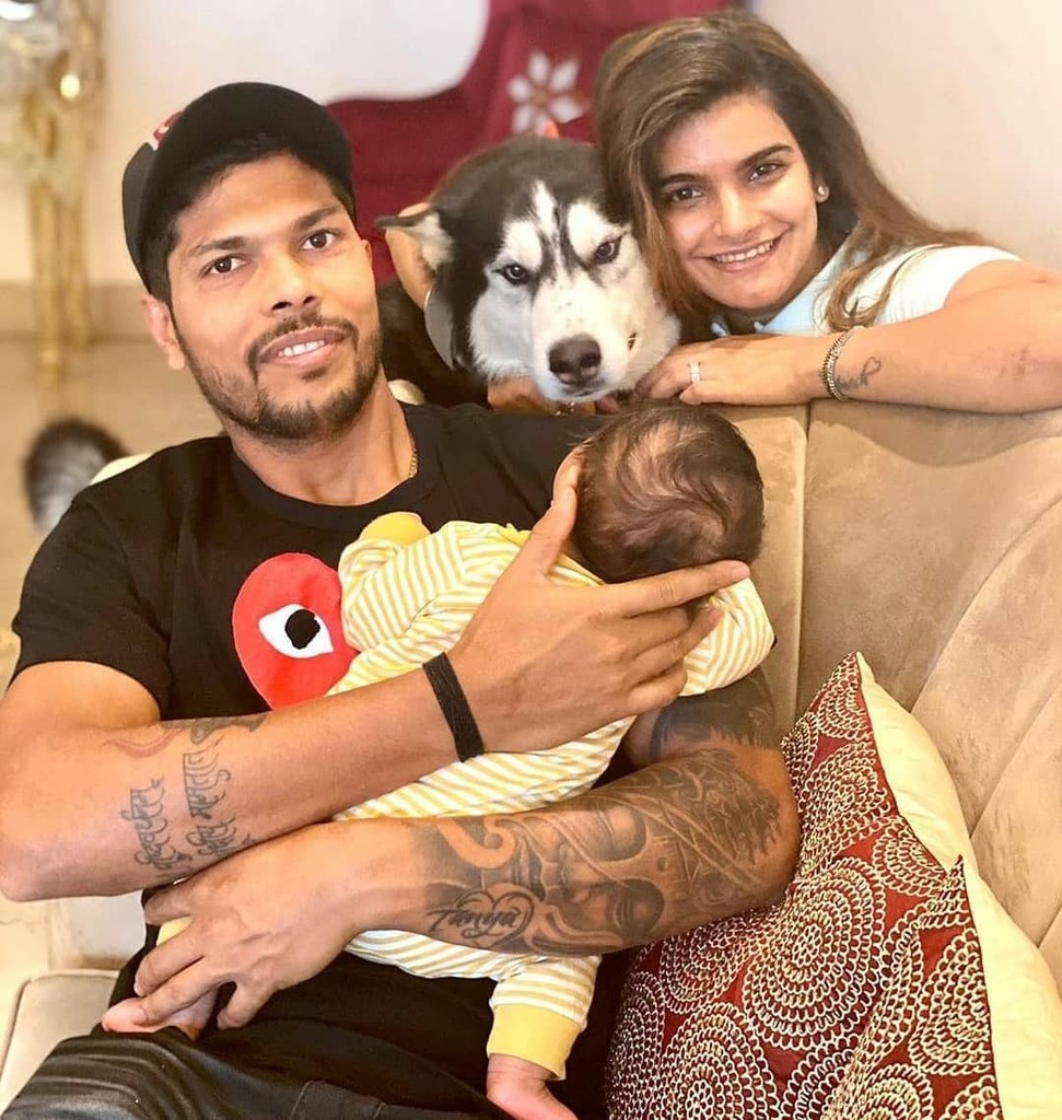 Umesh Yadav With His Daughters