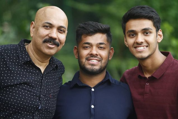 Utkarsh Singh With His Father And Brother