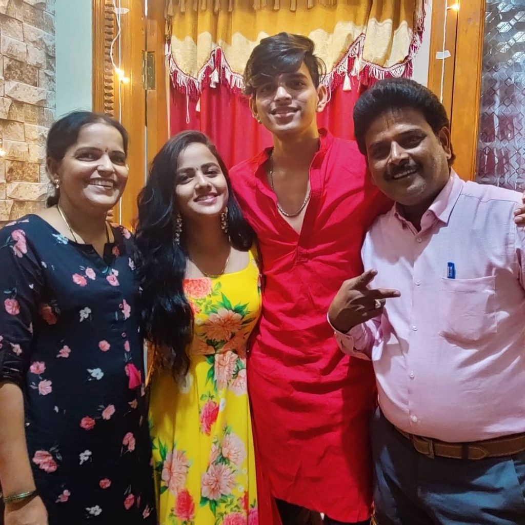 Vaishnavi Chaitanya With Her Family