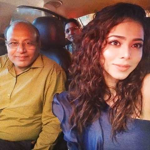 Vaishnavi Dhanraj With Her Father And Mother