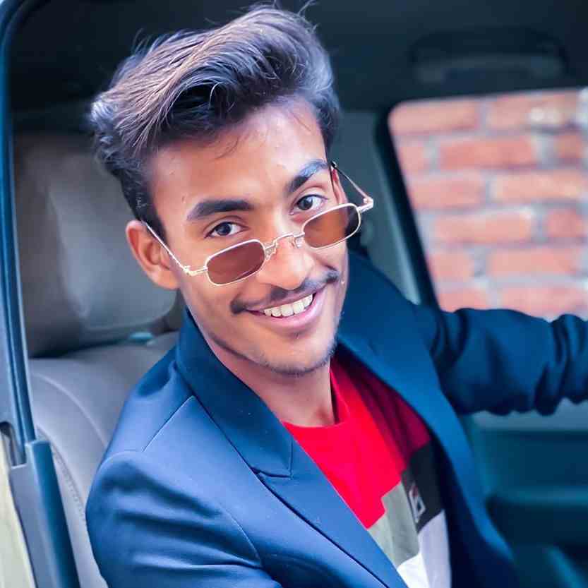 Vivek Keshari Biography, Height, Weight, Age, Instagram, Girlfriend, Family, Affairs, Salary, Net Worth, Photos, Facts & More