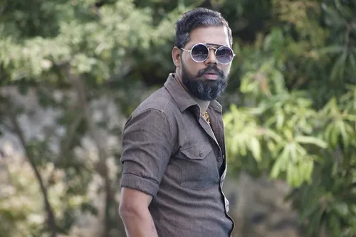 Vivek Prasanna as Malarmannan 