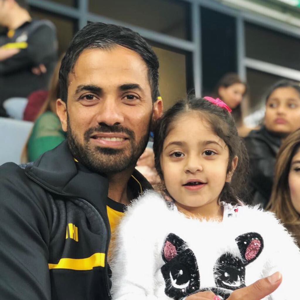 Wahab Riaz With His Daughters