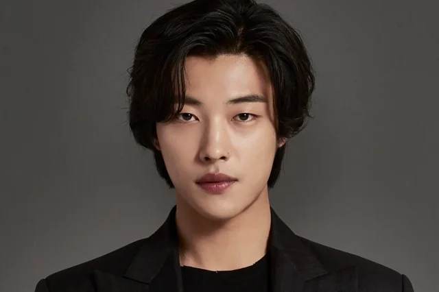 Woo Do-hwan as Jo Yeong / Jo Eun-sup