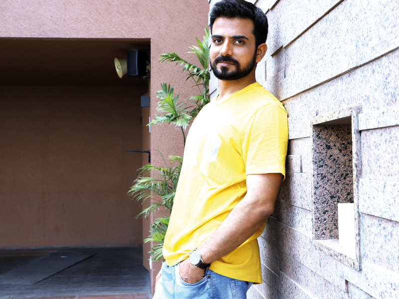 Yogendra Vikram Singh as Pilot Montu