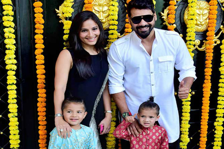 Shabbir Ahluwalia With His Children's