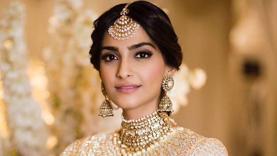 Sonam Kapoor Biography, Height, Weight, Age, Movies, Husband, Family ...